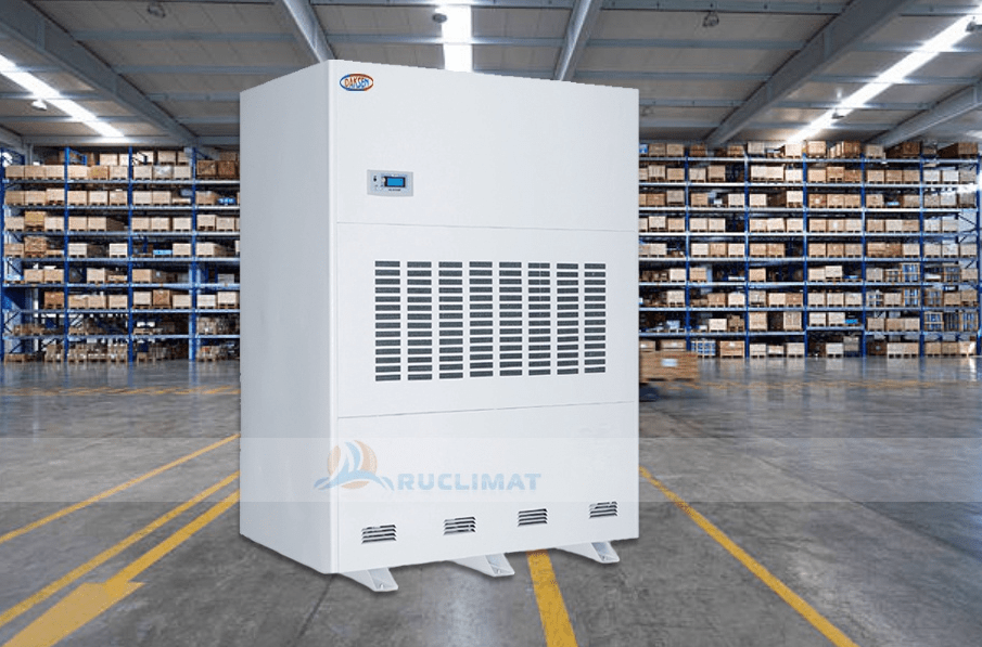 промышленный осушитель воздуха установленный на складе Промышленный осушитель воздуха для контроля влажности в технических помещениях