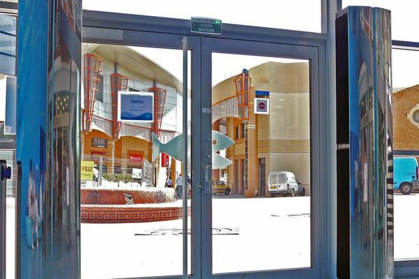 Вертикальная тепловая завеса из нержавеющей стали при входе в помещение Тепловая завеса вертикальная